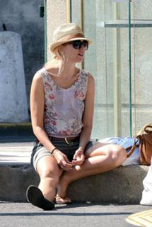 Naomi Watts feet photo thumbnail