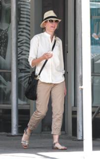 Naomi Watts feet photo thumbnail