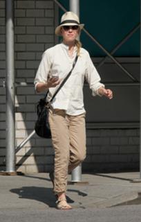 Naomi Watts feet photo thumbnail