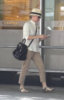 Naomi Watts feet photo thumbnail