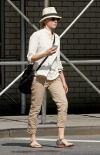 Naomi Watts feet photo thumbnail