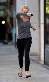 Naomi Watts feet photo thumbnail