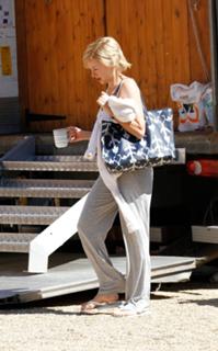 Naomi Watts feet photo thumbnail