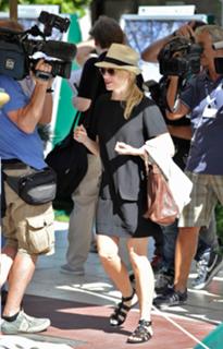 Naomi Watts feet photo thumbnail