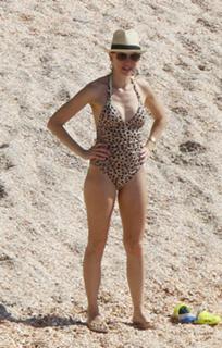 Naomi Watts feet photo thumbnail