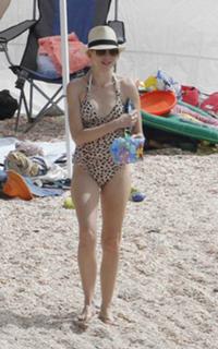 Naomi Watts feet photo thumbnail