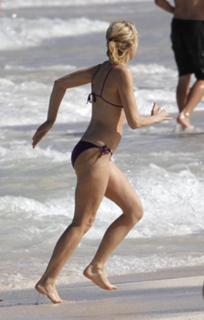 Naomi Watts feet photo thumbnail