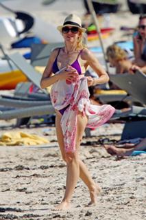 Naomi Watts feet photo thumbnail