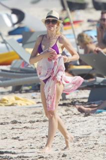 Naomi Watts feet photo thumbnail