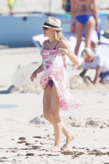 Naomi Watts feet photo thumbnail