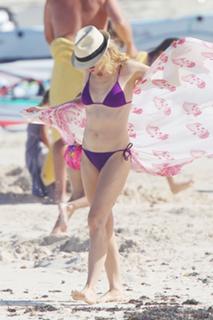 Naomi Watts feet photo thumbnail