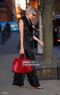 Naomi Watts feet photo thumbnail