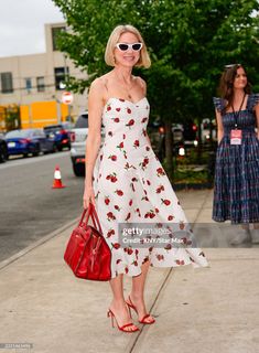 Naomi Watts feet photo thumbnail