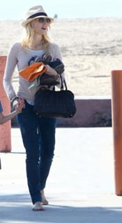 Naomi Watts feet photo thumbnail