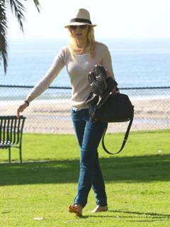 Naomi Watts feet photo thumbnail