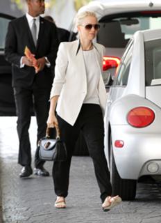 Naomi Watts feet photo thumbnail