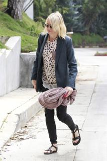 Naomi Watts feet photo thumbnail