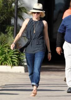 Naomi Watts feet photo thumbnail