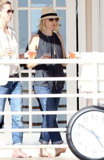 Naomi Watts feet photo thumbnail