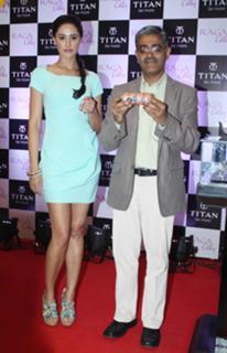 Nargis Fakhri feet photo thumbnail