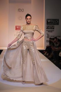 Nargis Fakhri feet photo thumbnail