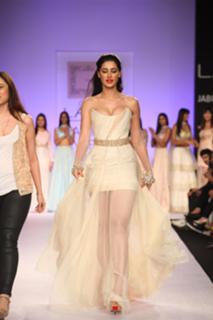 Nargis Fakhri feet photo thumbnail