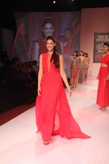 Nargis Fakhri feet photo thumbnail