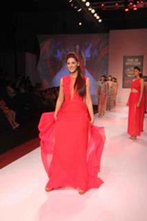 Nargis Fakhri feet photo thumbnail