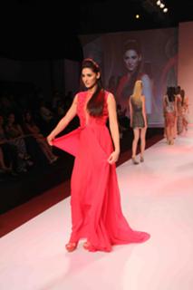 Nargis Fakhri feet photo thumbnail