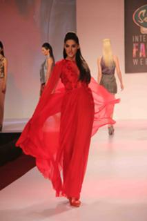 Nargis Fakhri feet photo thumbnail