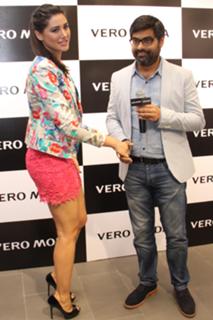 Nargis Fakhri feet photo thumbnail