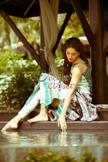 Nargis Fakhri feet photo thumbnail