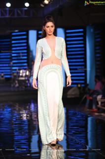 Nargis Fakhri feet photo thumbnail