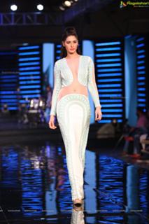 Nargis Fakhri feet photo thumbnail