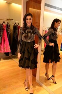 Nargis Fakhri feet photo thumbnail