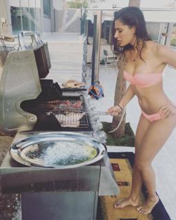Nargis Fakhri feet photo thumbnail