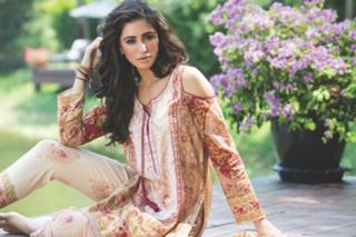 Nargis Fakhri feet photo thumbnail
