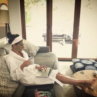 Nargis Fakhri feet photo thumbnail