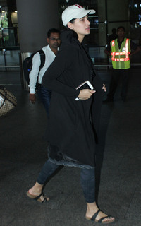 Nargis Fakhri feet photo thumbnail