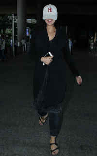 Nargis Fakhri feet photo thumbnail