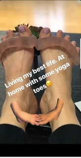 Nargis Fakhri feet photo thumbnail