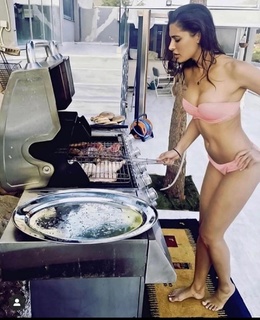 Nargis Fakhri feet photo thumbnail