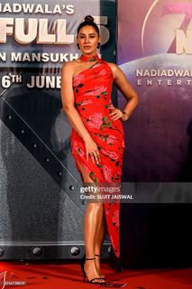 Nargis Fakhri feet photo thumbnail