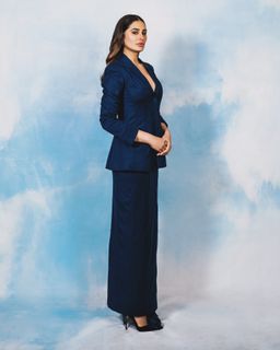 Nargis Fakhri feet photo thumbnail