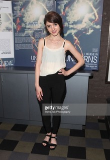 Natalia Dyer feet photo thumbnail