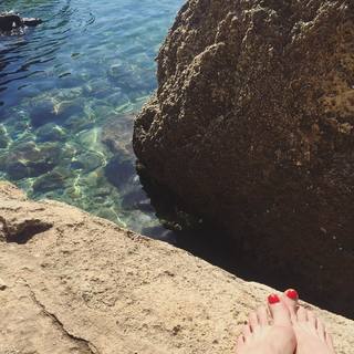 Natalia Dyer feet photo thumbnail