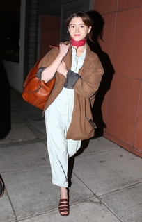 Natalia Dyer feet photo thumbnail