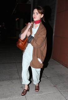 Natalia Dyer feet photo thumbnail