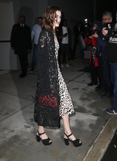 Natalia Dyer feet photo thumbnail