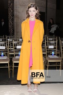Natalia Dyer feet photo thumbnail